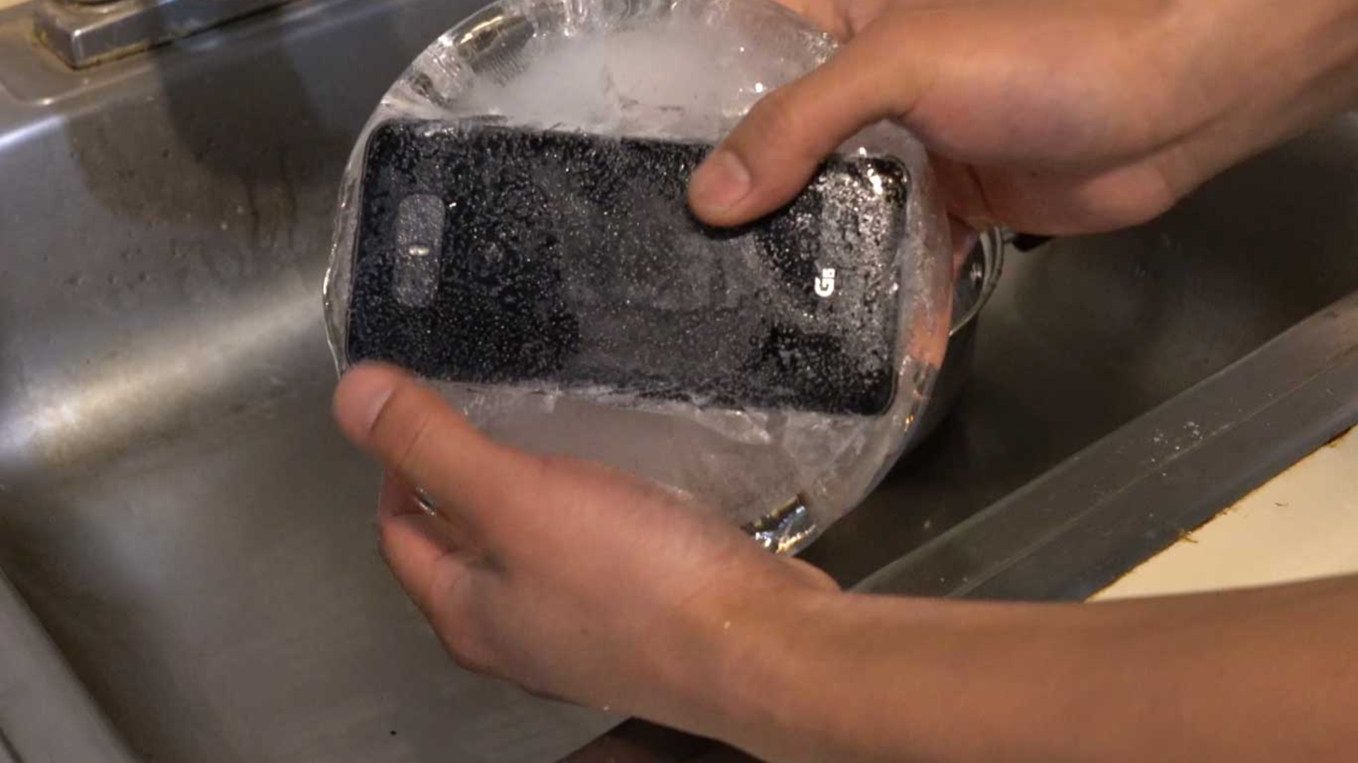 Das LG G6 übersteht sogar übe 20 Stunden im Eis Das LG G6 übersteht sogar übe 20 Stunden im Eis