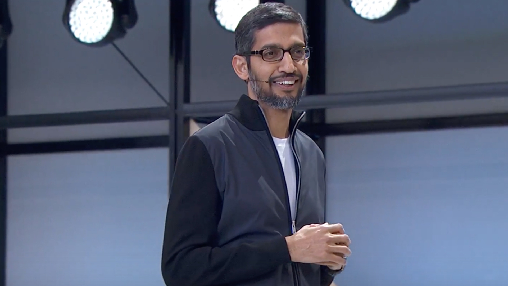 Google I/O Google-Chef Sundar Pichai steht auf der Bühne.