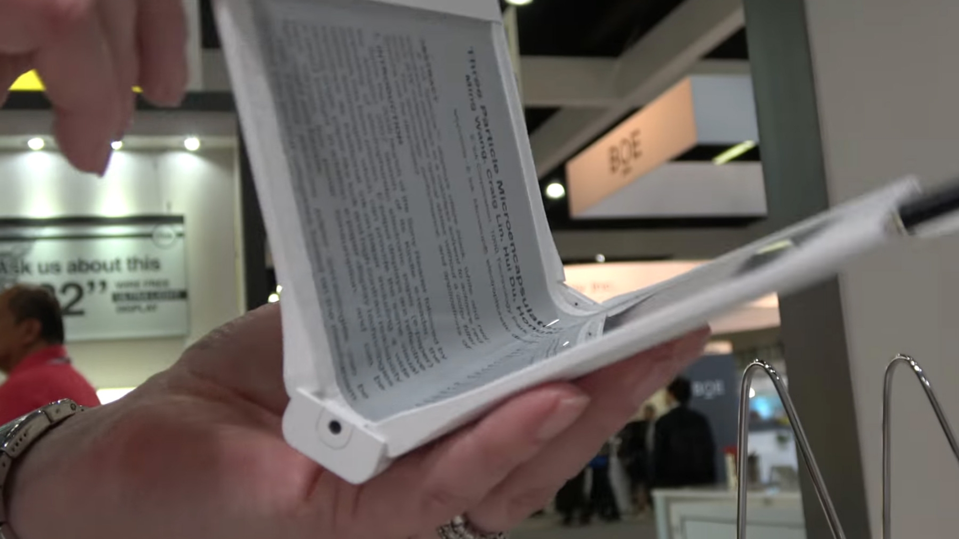 E-Ink-faltbares-Display-YouTube-Charbax