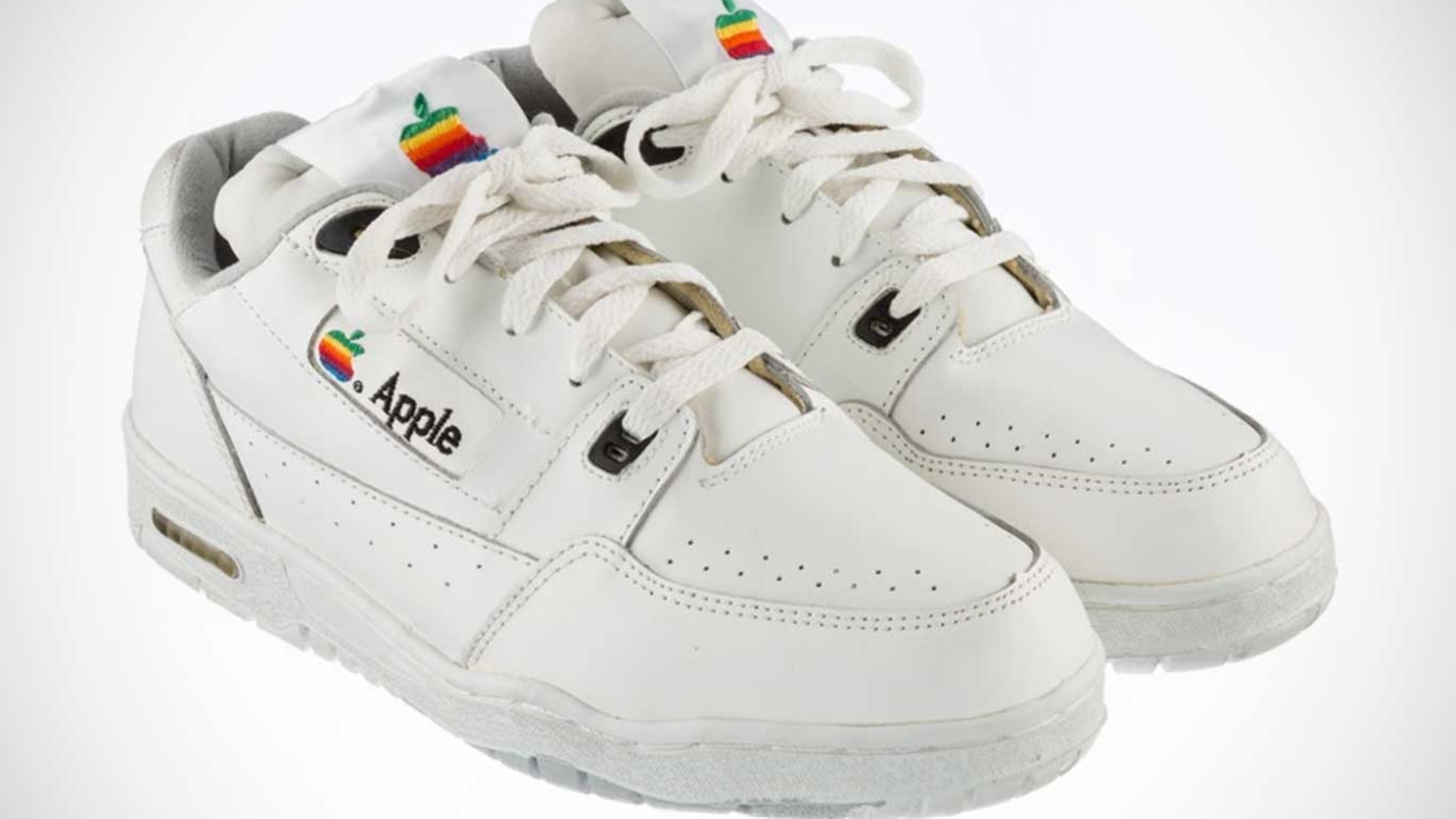 Diese Apple-Sneaker sollen Mitarbeiter in den 90ern erhalten haben Diese Apple-Sneaker sollen Mitarbeiter in den 90ern erhalten haben