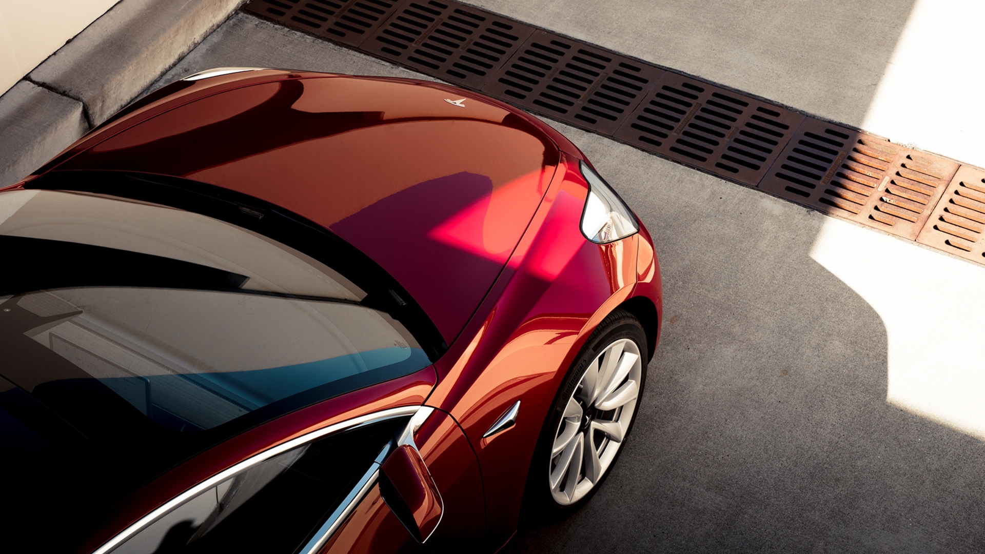 Tesla Model 3 Elektroauto unterwegs