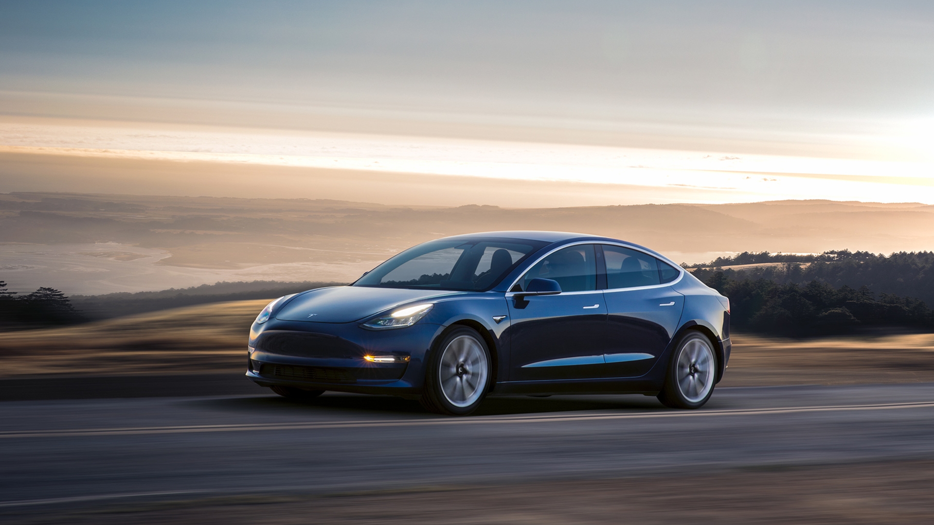 Tesla Model 3 Elektroauto auf der Straße