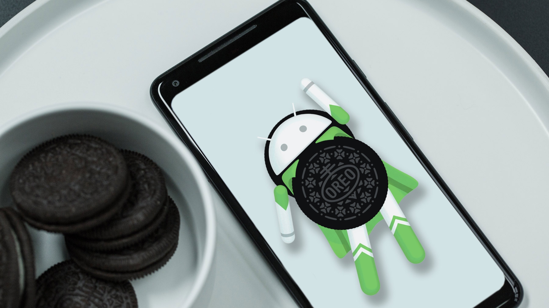 Google Pixel mit Oreo-Android neben Oreo-Keksen