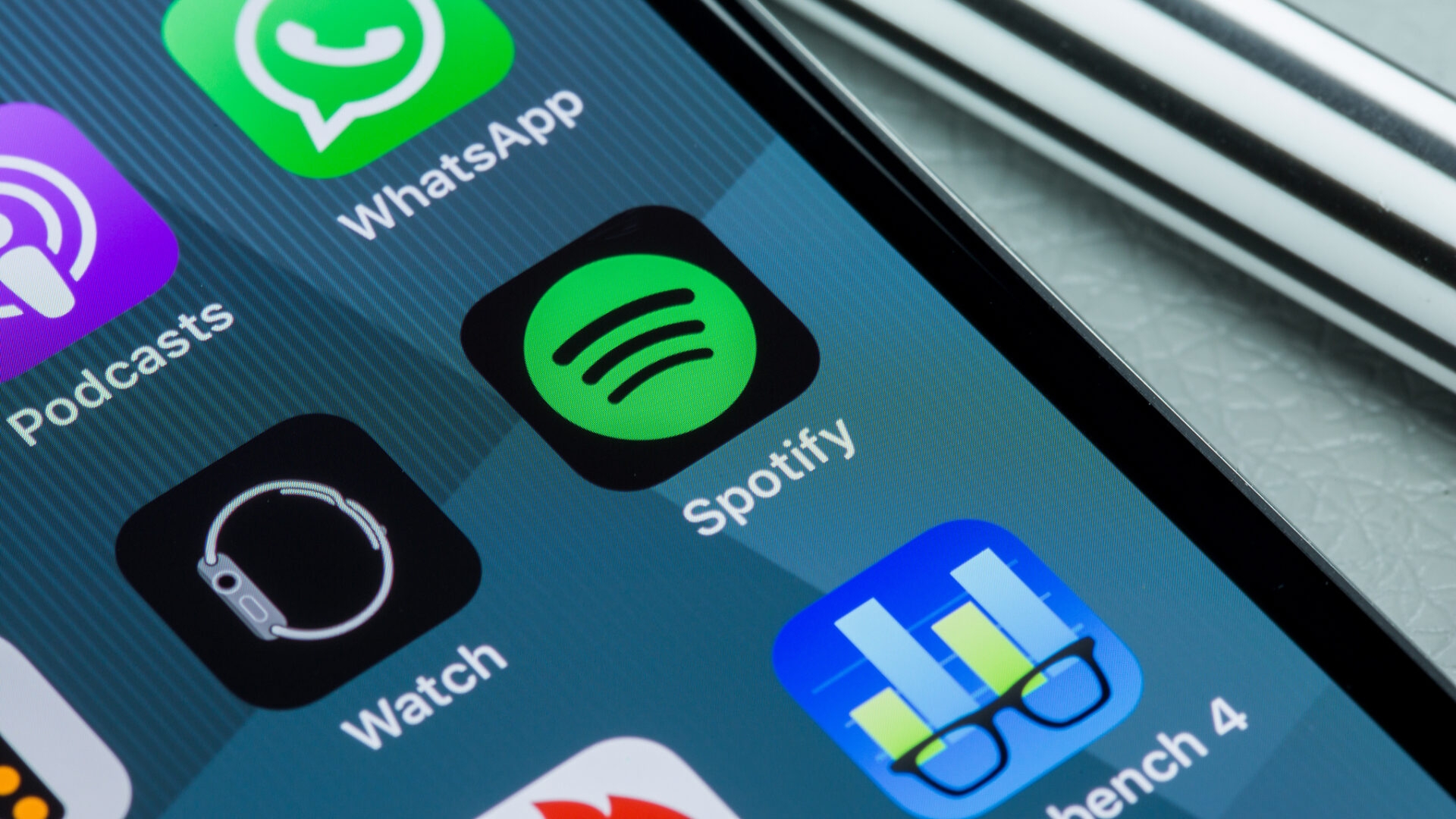 DIe Kosten von Spotify hängen davon ab, welches Abo ihr wählt. Spotify auf einem iPhone