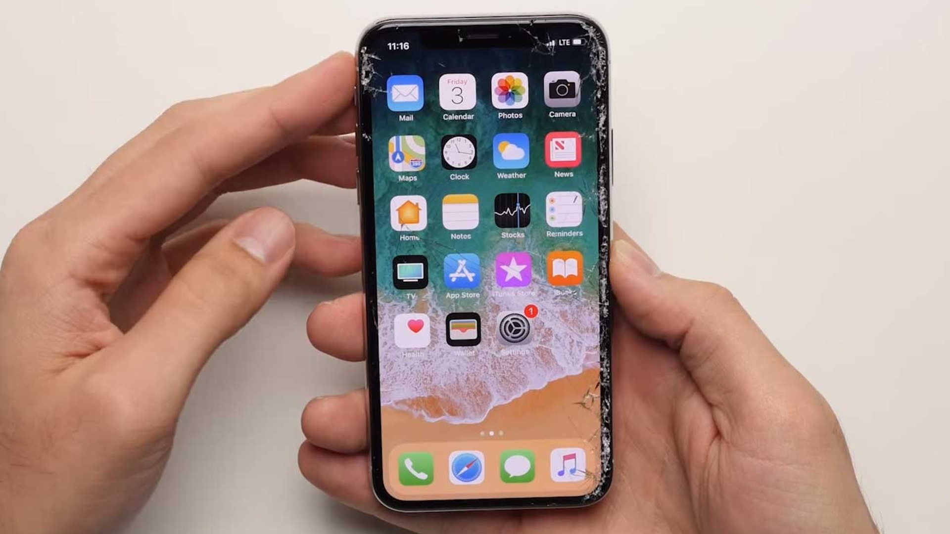 Das iPhone X ist nach den Drop-Tests etwas demoliert Das iPhone X ist nach den Drop-Tests etwas demoliert