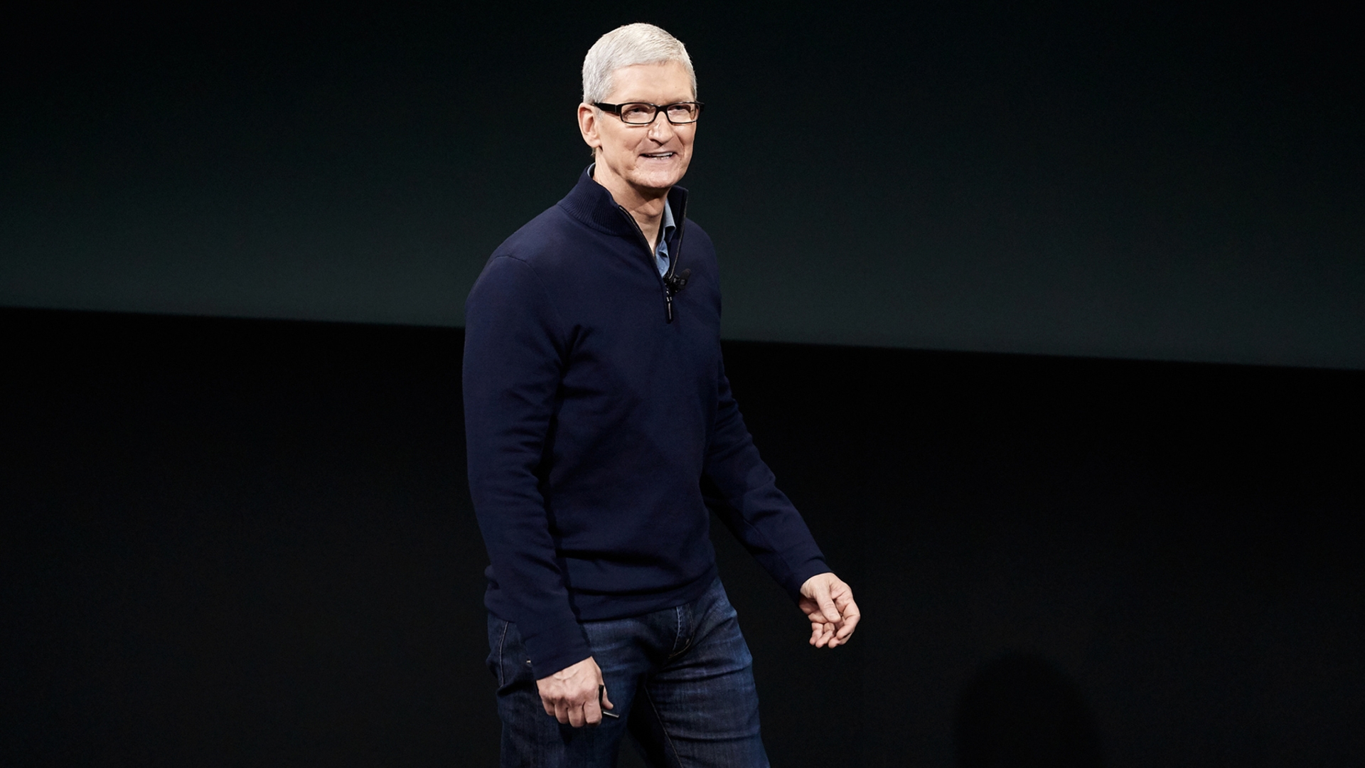 Tim Cook Apple Keynote 2016 Mann vor schwarzem Hintergrund