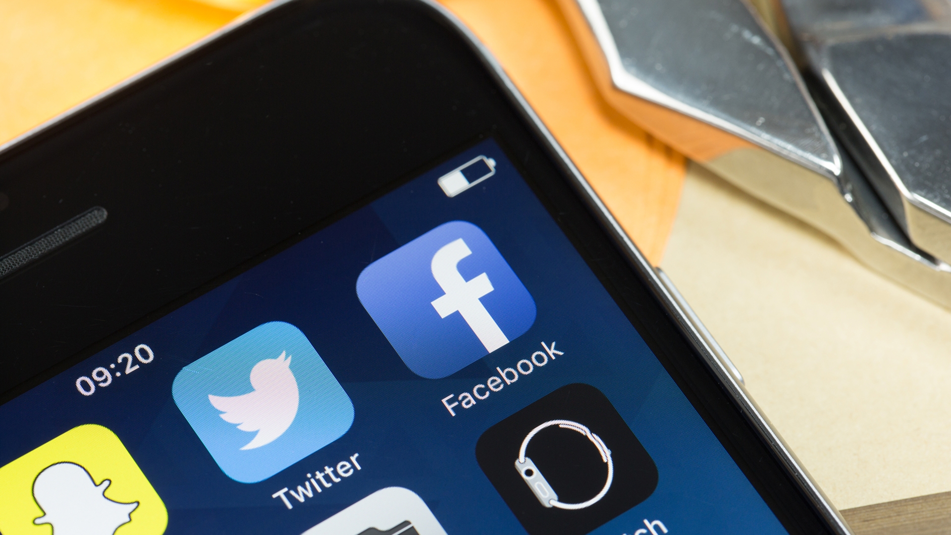 iPhone 6, Facebook, Twitter, Snapchat iPhone 6, Facebook, Twitter, Snapchat