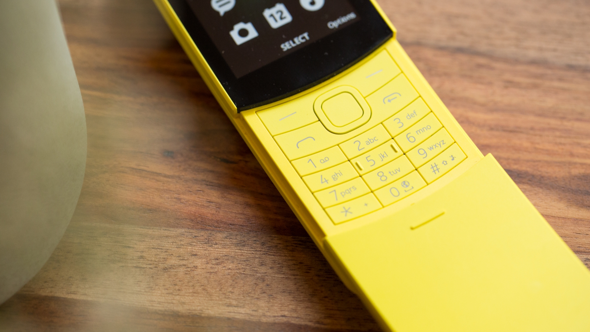 Das Nokia 8110 4G (Bild) ist ein anderes Klassikerhandy, das HMD Global neu aufgelegt hat Nokia 8110 4G