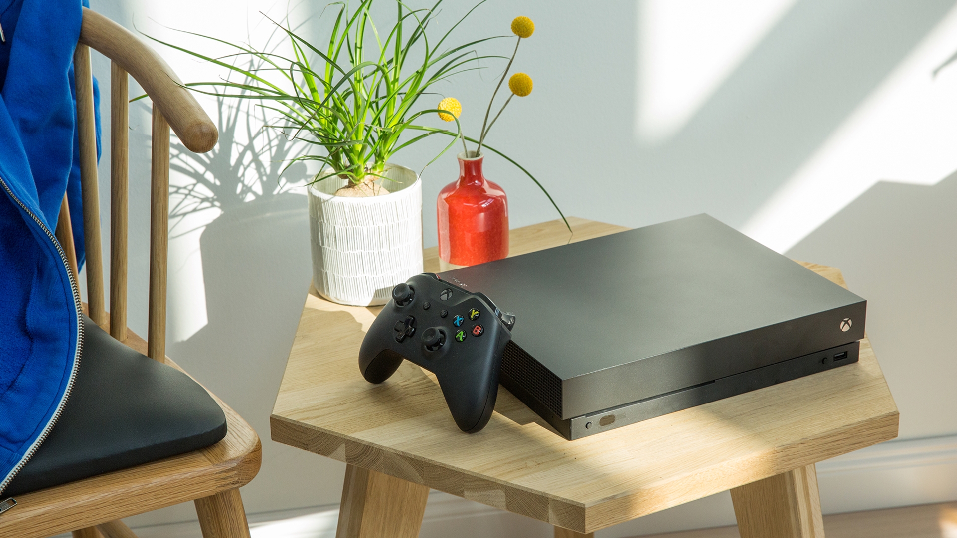 Xbox One X Xbox One X auf Tisch