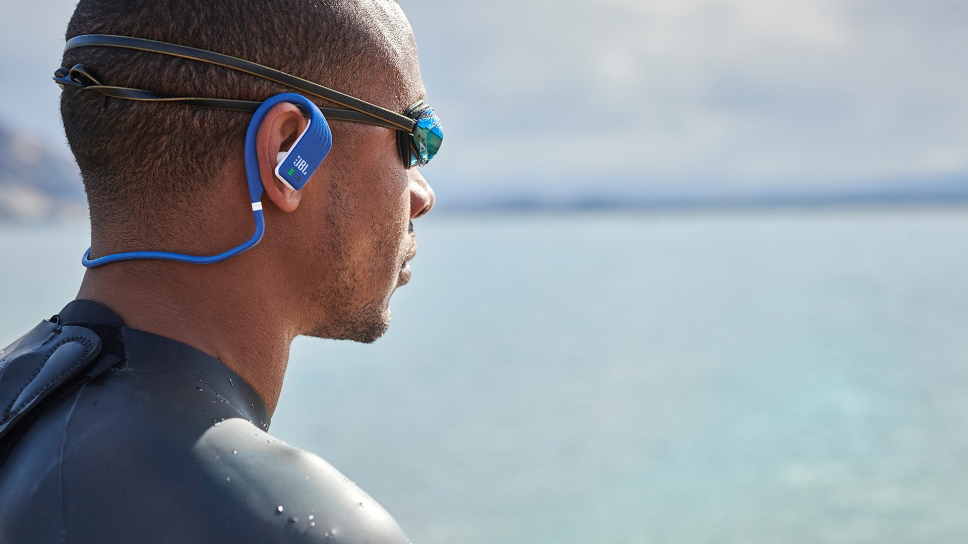 JBL-Endurance-Dive_Blue_Lifestyle-Image_Man JBL-Endurance-Dive_Blue_Lifestyle-Image_Man