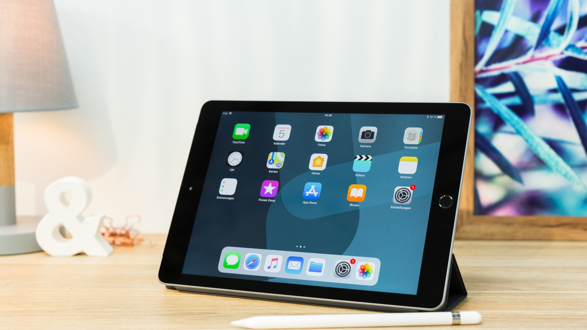 iPad 2018 iPad steht auf einem Tisch.
