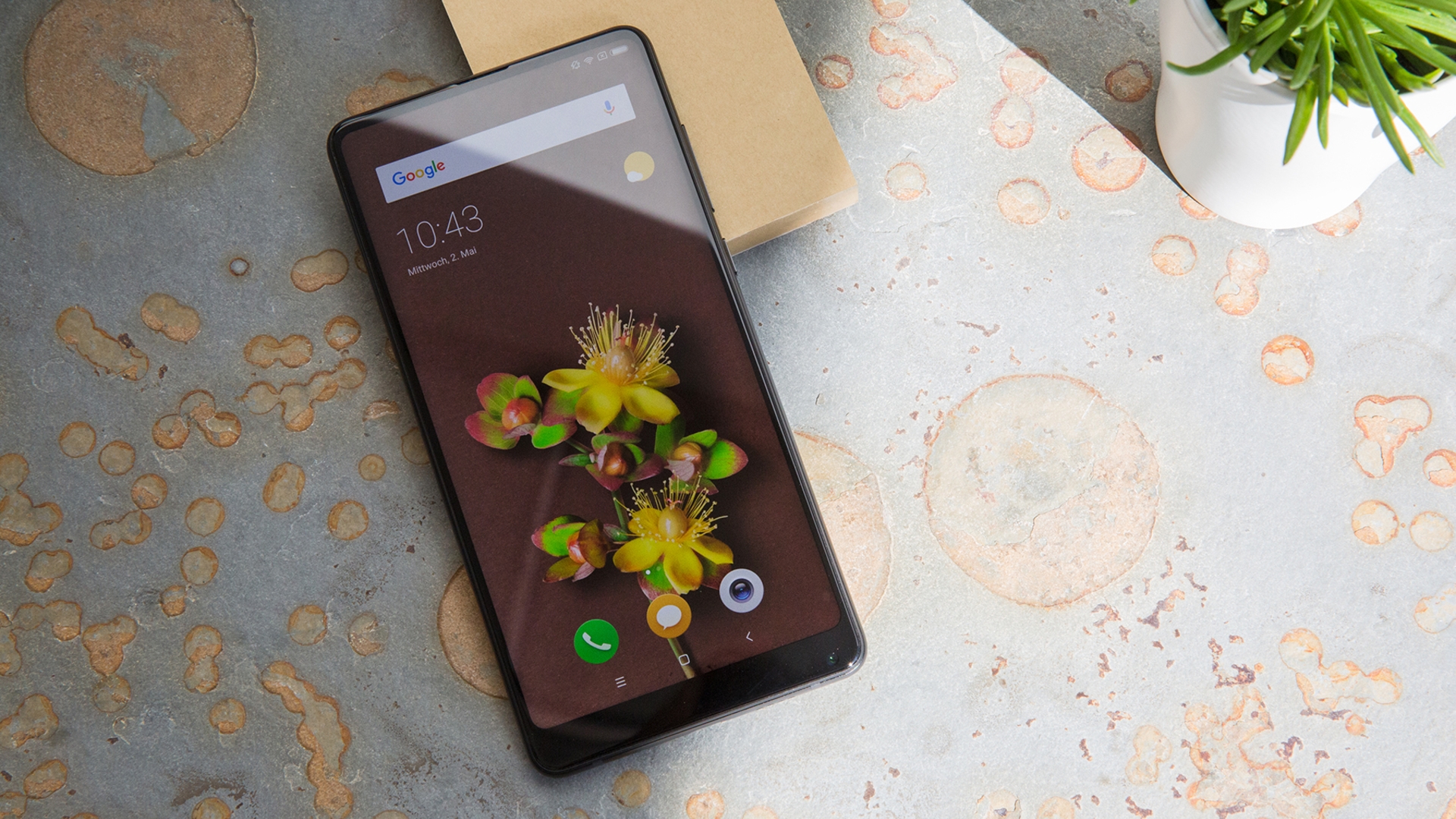 Xiaomi Mi Mix 2S Xiaomi Mi Mix 2s auf Tisch mit Pflanze