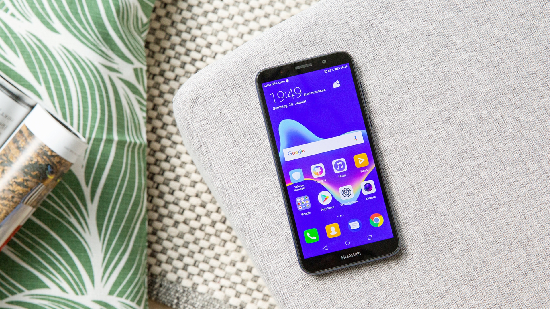 Huawei Y5 Huawei Y5 (2018) auf einer grauen Matte