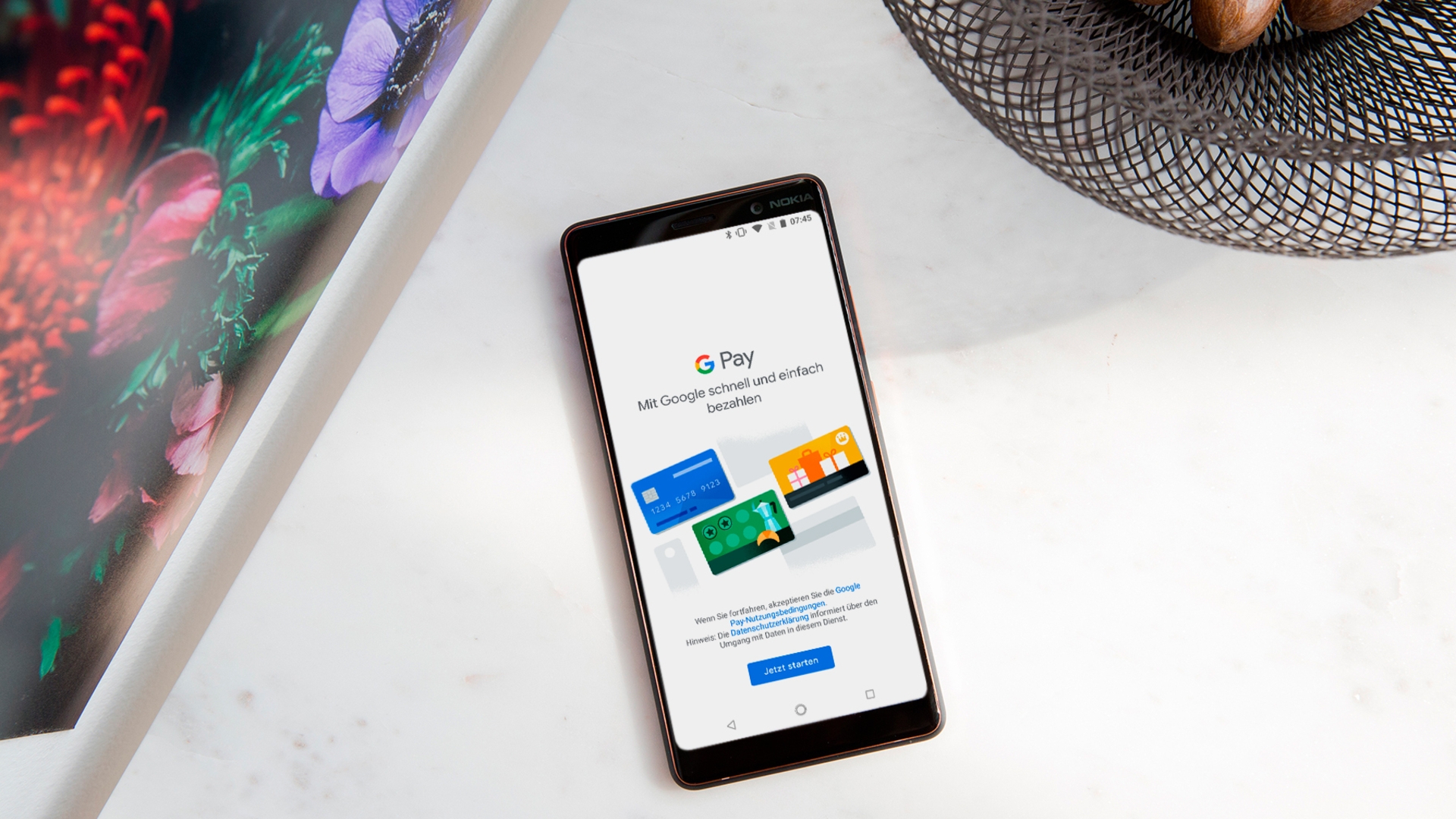 Nokia 7 Plus, Google Pay Smartphone mit geöffneter "Google Pay"-App auf einem weißen Tisch.