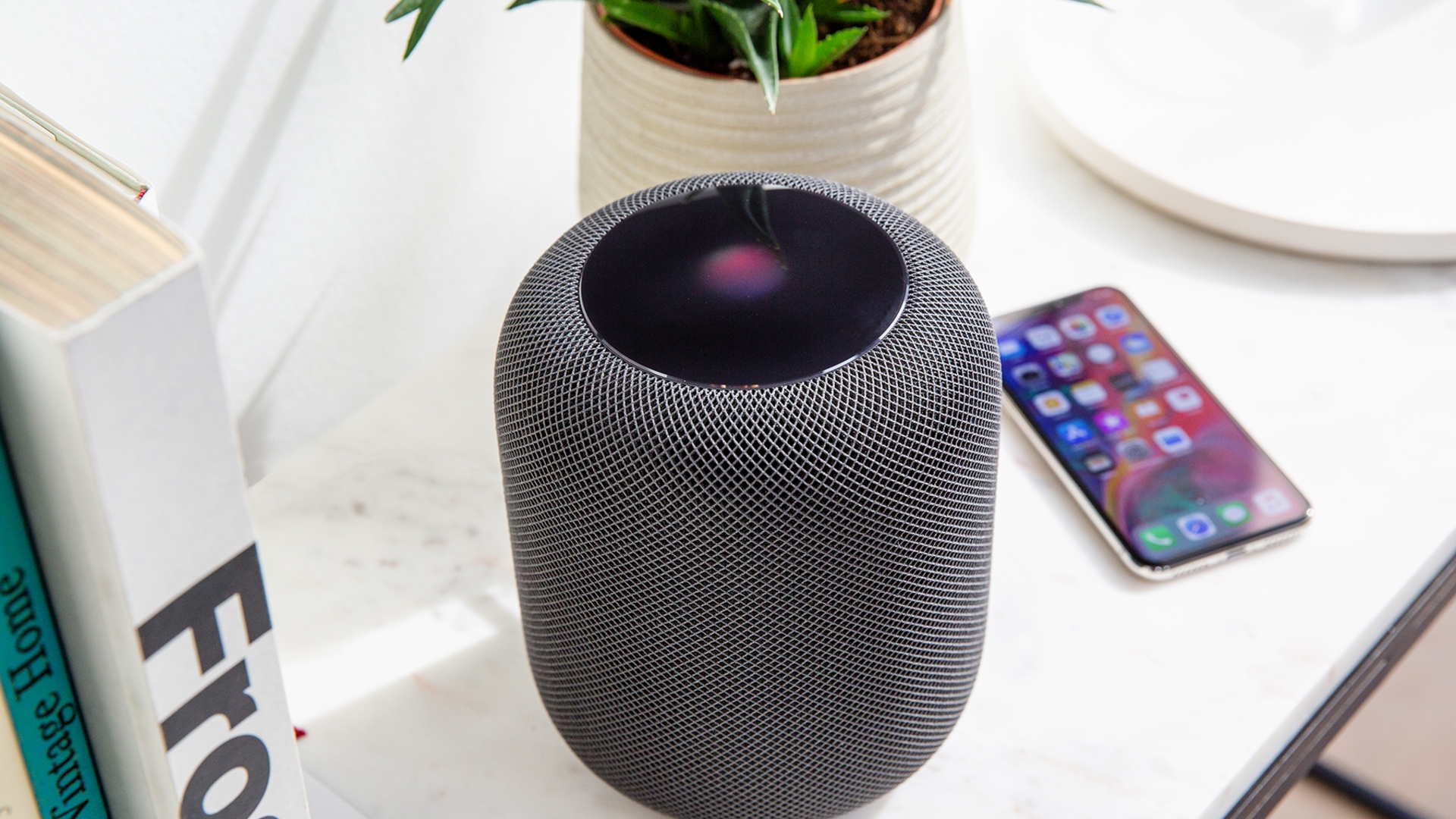 Apple HomePod Apple HomePod auf einem Tisch