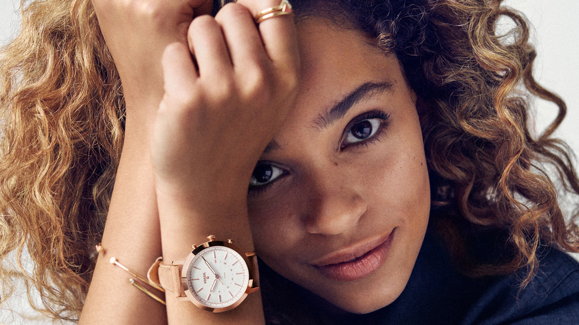 Fossil Q, Izzy Bizu (Musikerin) die neue Fossil Q