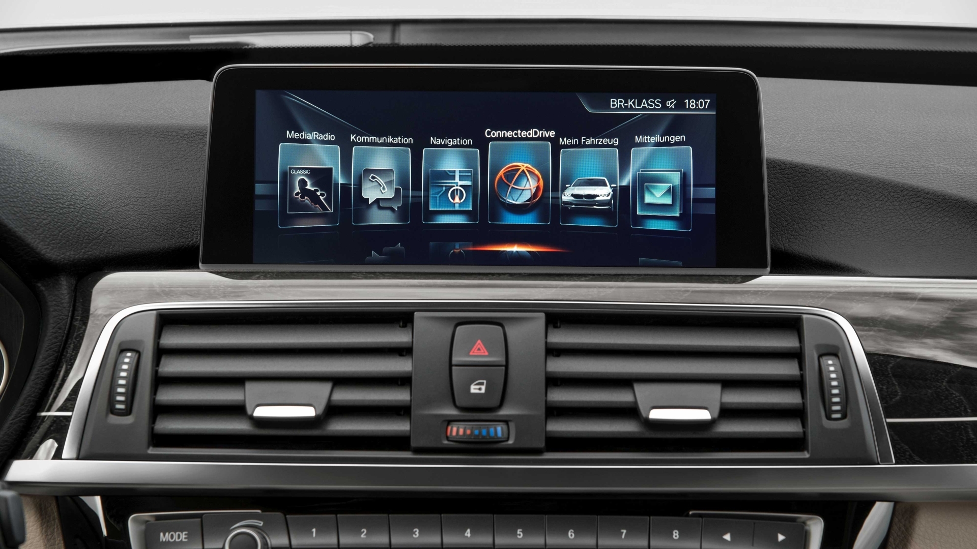 BMW Connected Drive ist leicht über das Display zu erreichen BMW Connected Drive ist leicht über das Display zu erreichen