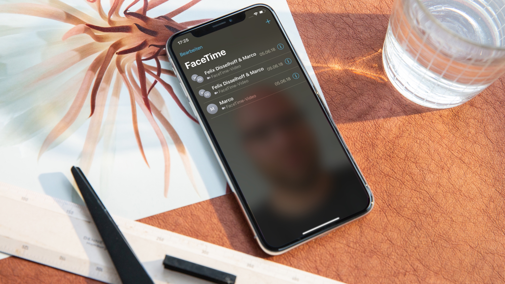 iOS 12 Tipps iPhone liegt auf einem Schreibtisch