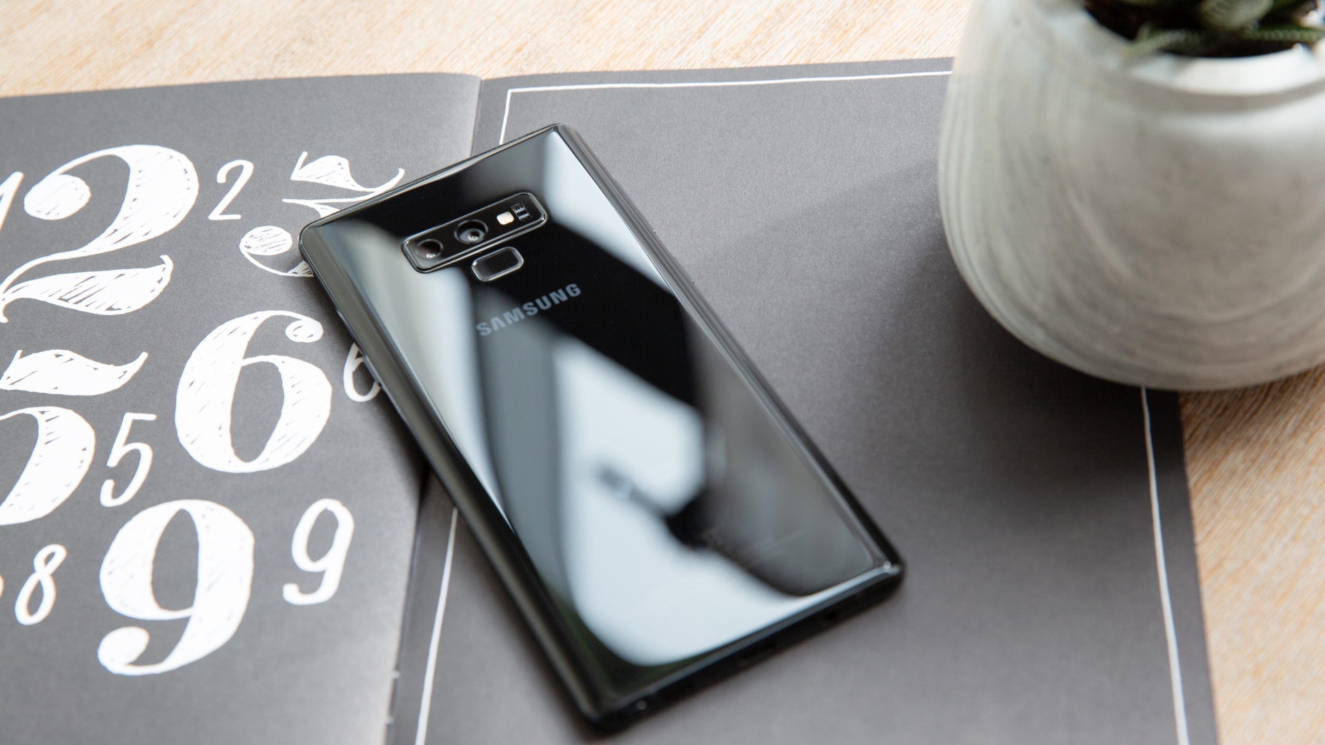 Samsung Galaxy Note 9 Smartphone Samsung Galaxy Note 9 auf Schreibtisch