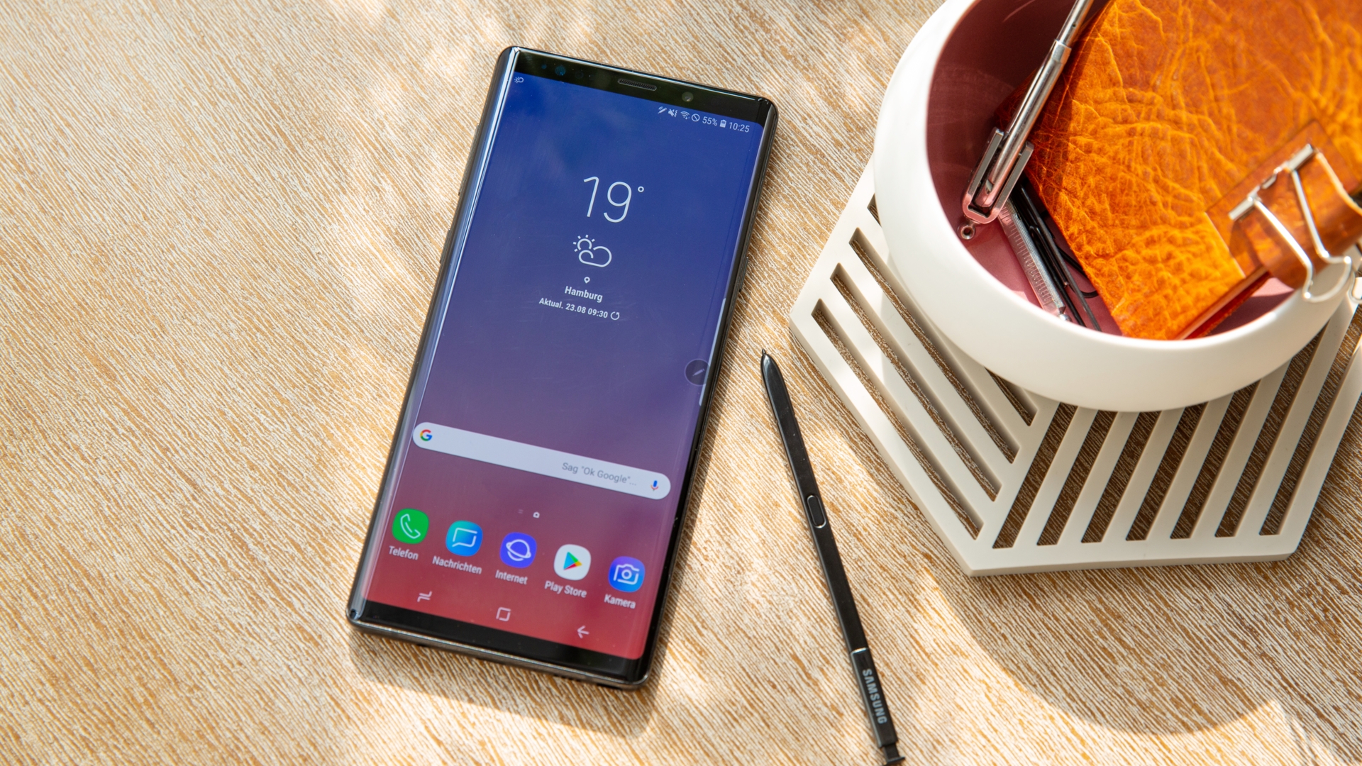 Das Galaxy Note 9 liegt auf einem Tisch.