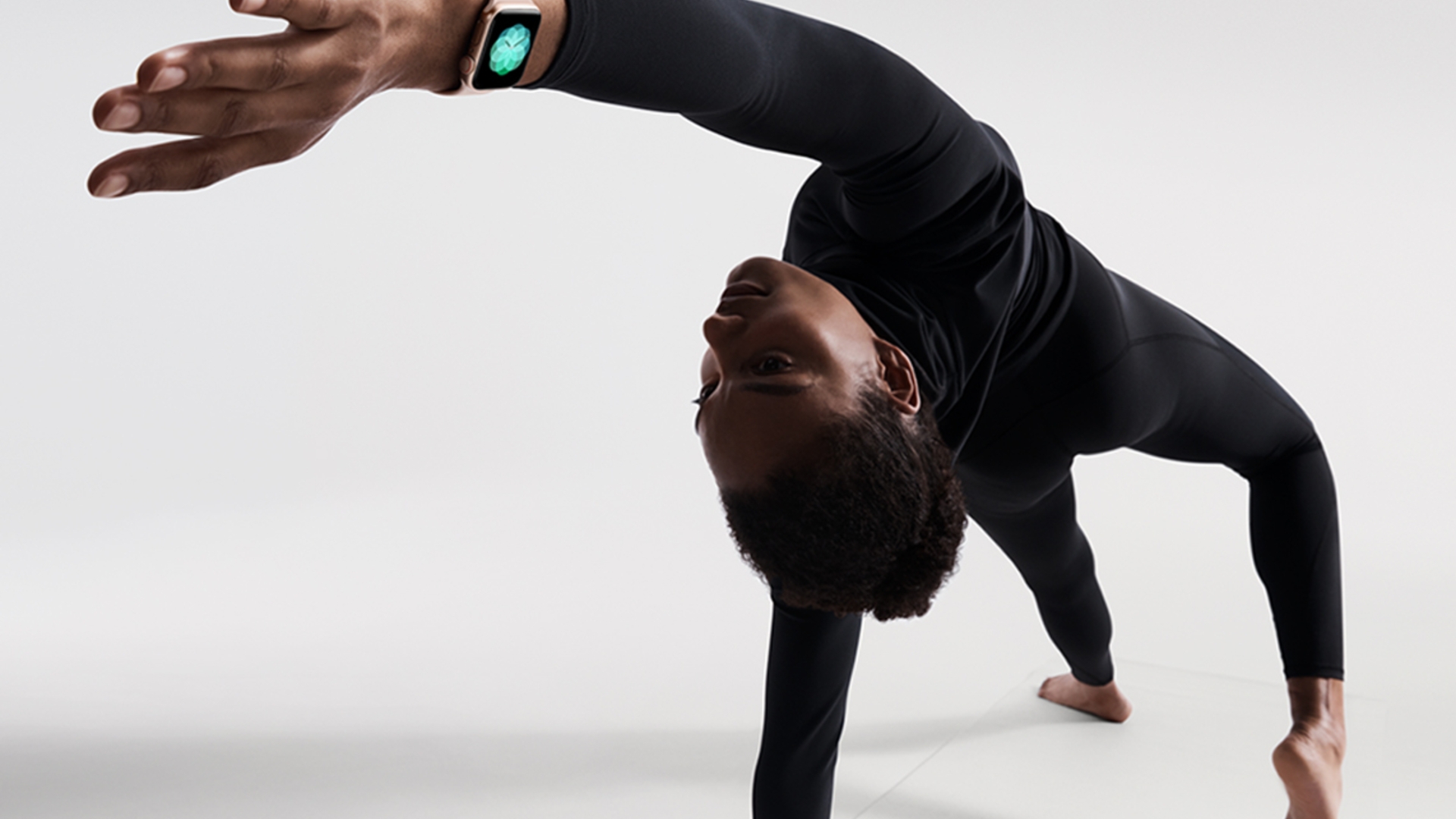 Eine Frau trägt die Apple Watch Series 4 beim Yoga.