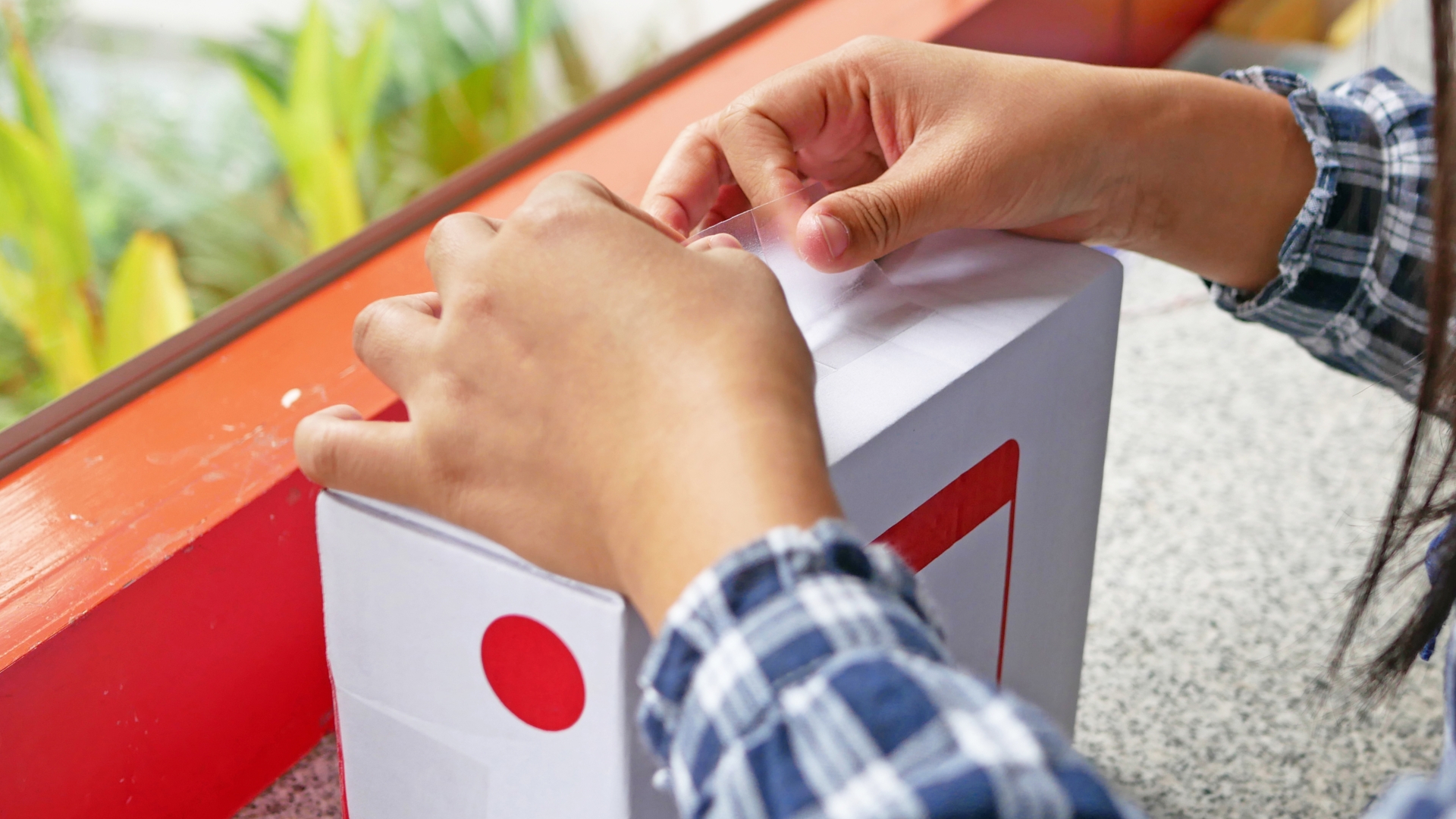 Smartphone, Handy, Paket Hände packen ein Paket aus.