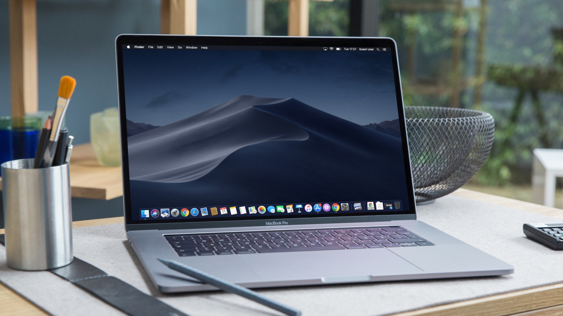 Darkmode Desktop MacBook auf einem Tisch
