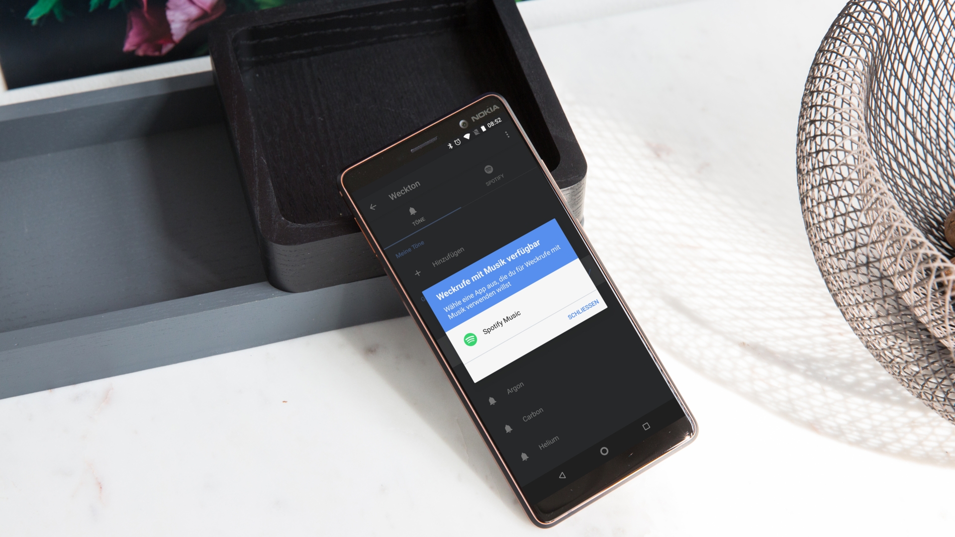 Spotify Weckruf Nokia 7 Plus Smartphone mit Spotify auf einem Schreibtisch.