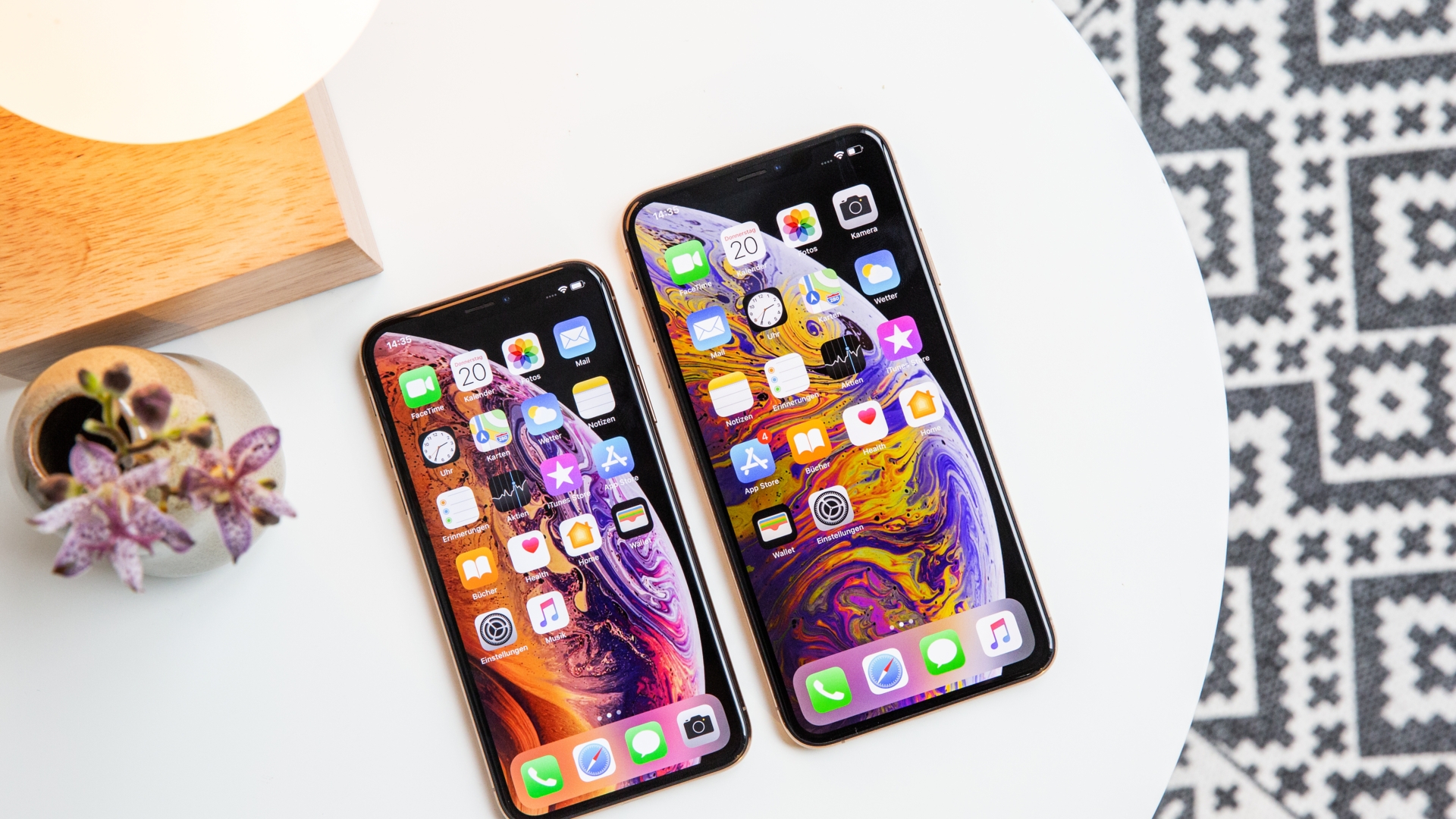 Apple iPhone Xs und Xs Max Das iPhone Xs und das iPhone Xs Max nebeneinander auf einem weißen Tisch.
