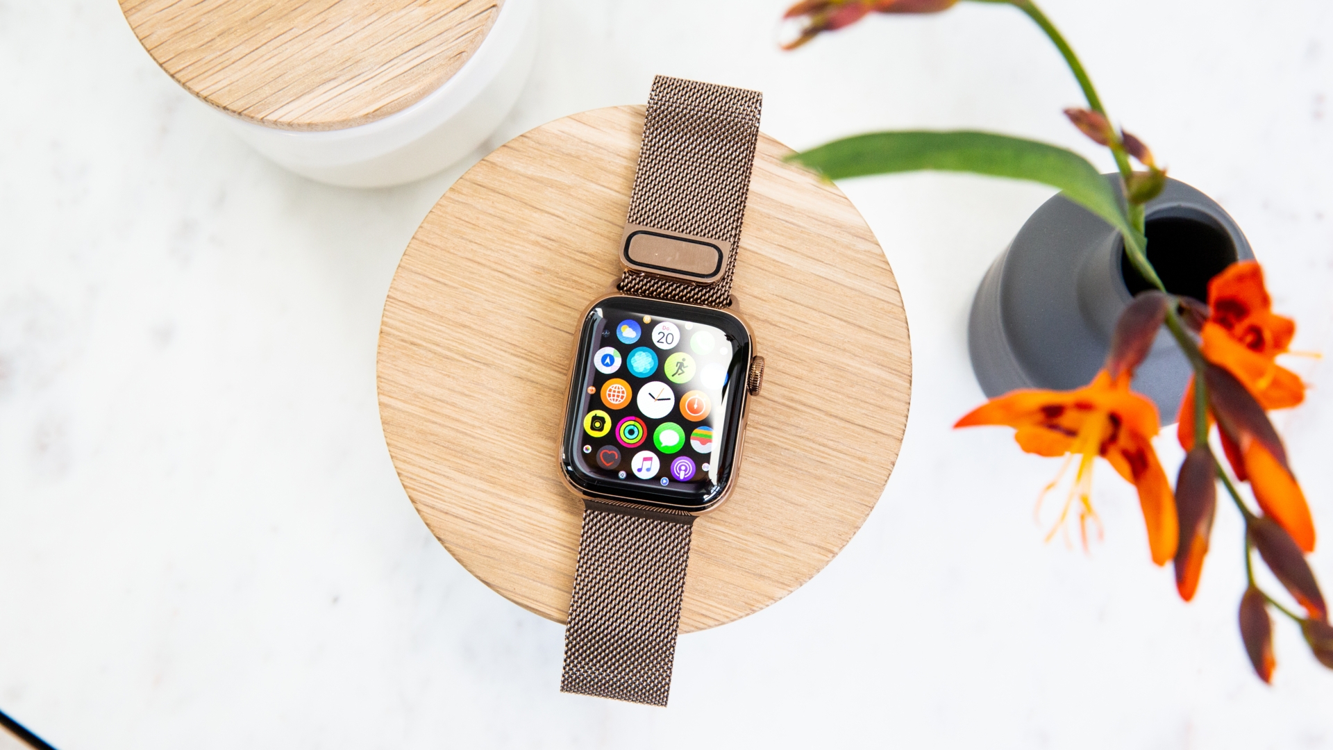Apple Watch Series 4 Smartwatch liegt auf einem Tisch