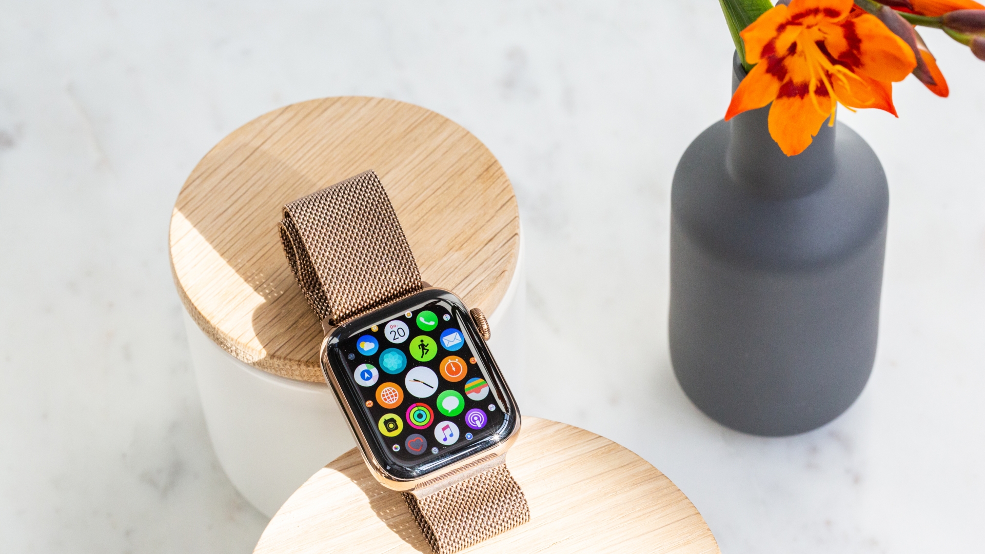 Apple Watch Series 4 Die Apple Watch Series 4 liegt auf zwei Unterlagen.