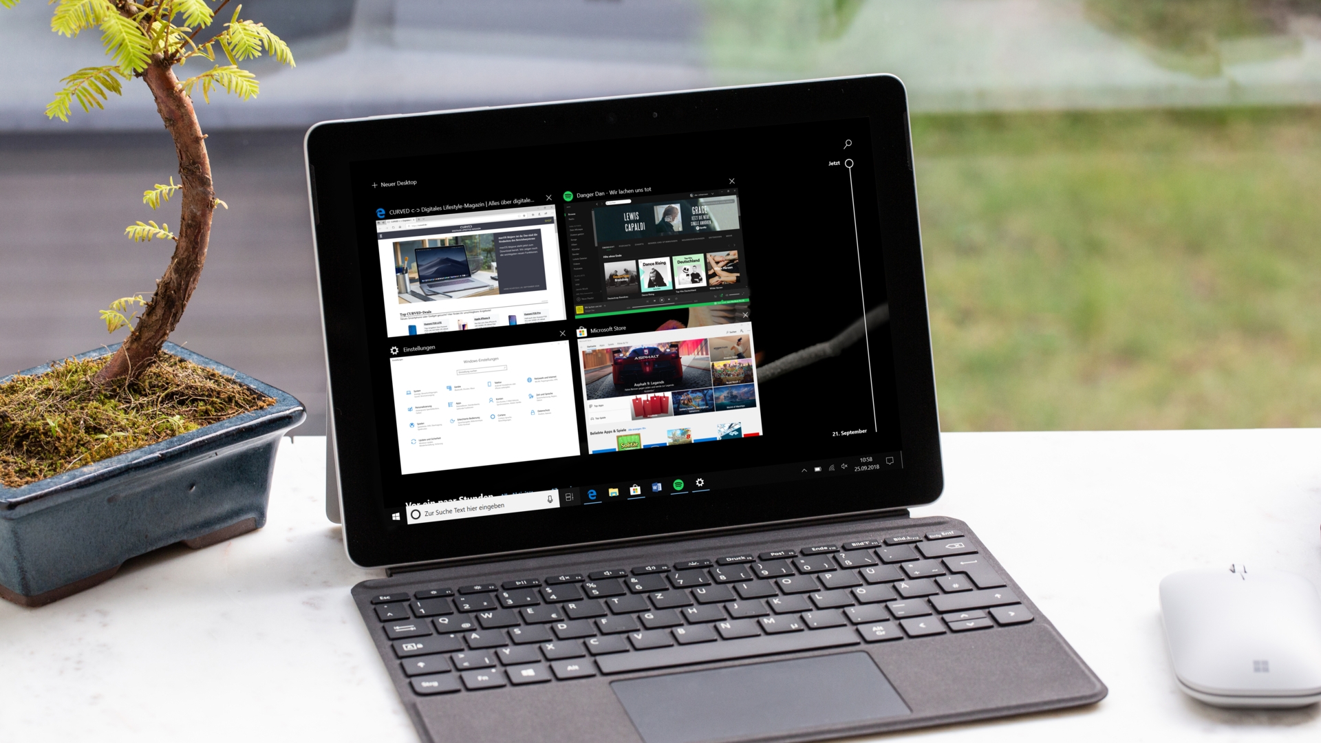 Microsoft Surface Go Notebook auf einem Tisch.