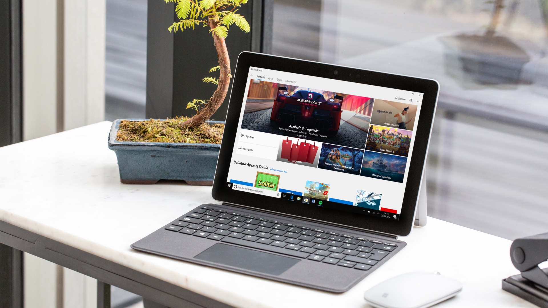 Microsoft Surface Go Notebook und Maus auf einem Tisch.