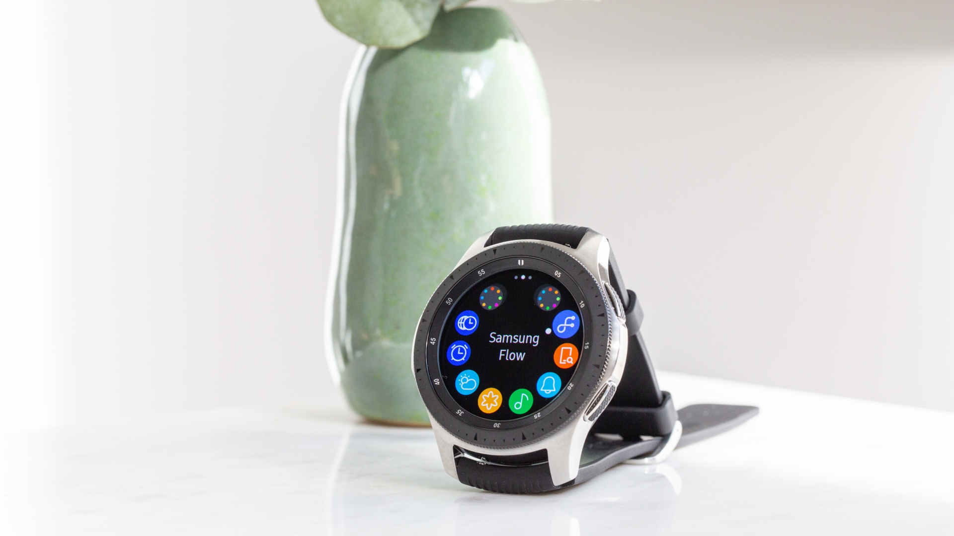 Samsung Galaxy Watch Die Samsung Galaxy Watch liegt auf einem Schreibtisch.