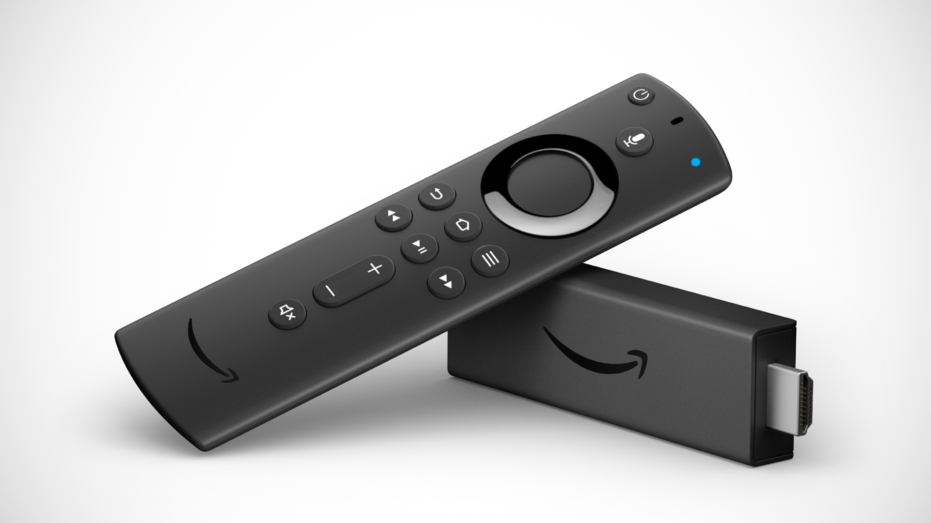 Die Amazon Fire TV Sprachfernbedienung und der Amazon Fire TV Stick vor weißem Hintergrund.