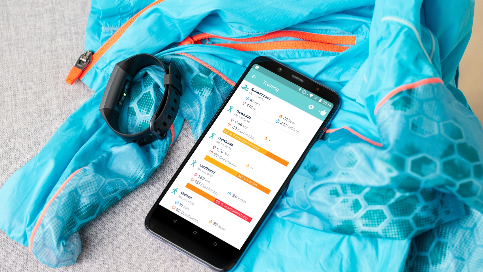 Das Fitbit Charge 3 neben dem Smartphone mit der Fitbit-App