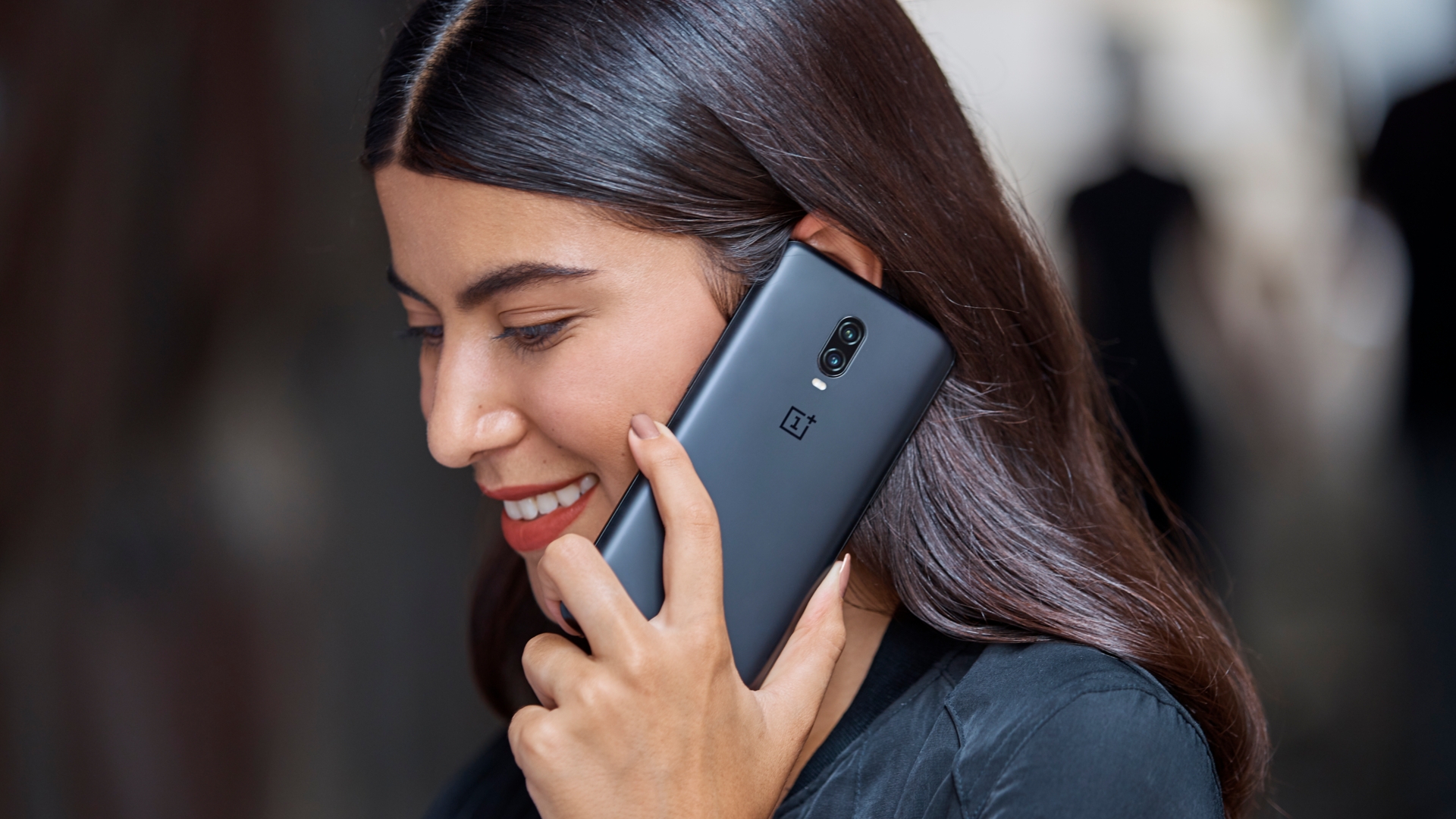 Frau mit OnePlus 6T