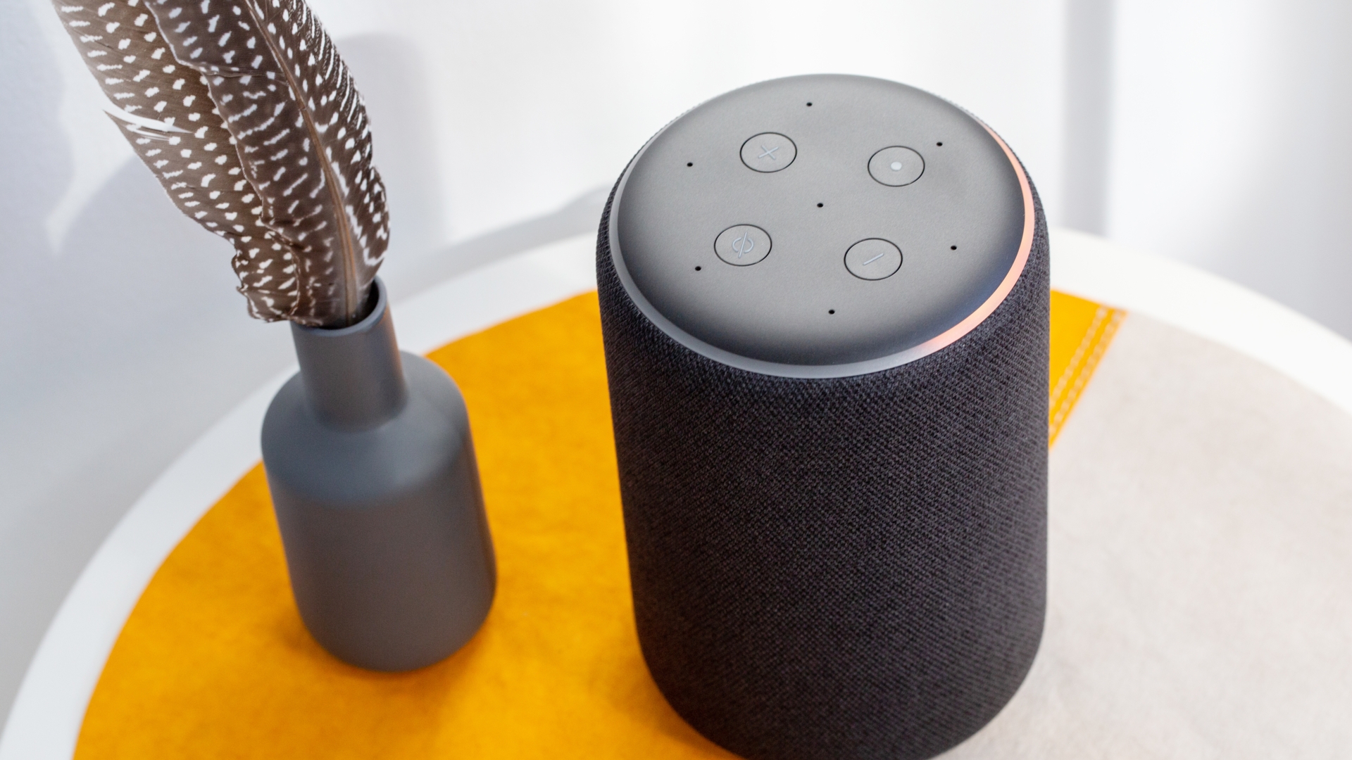 Amazon Echo Amazon Echo auf Tisch