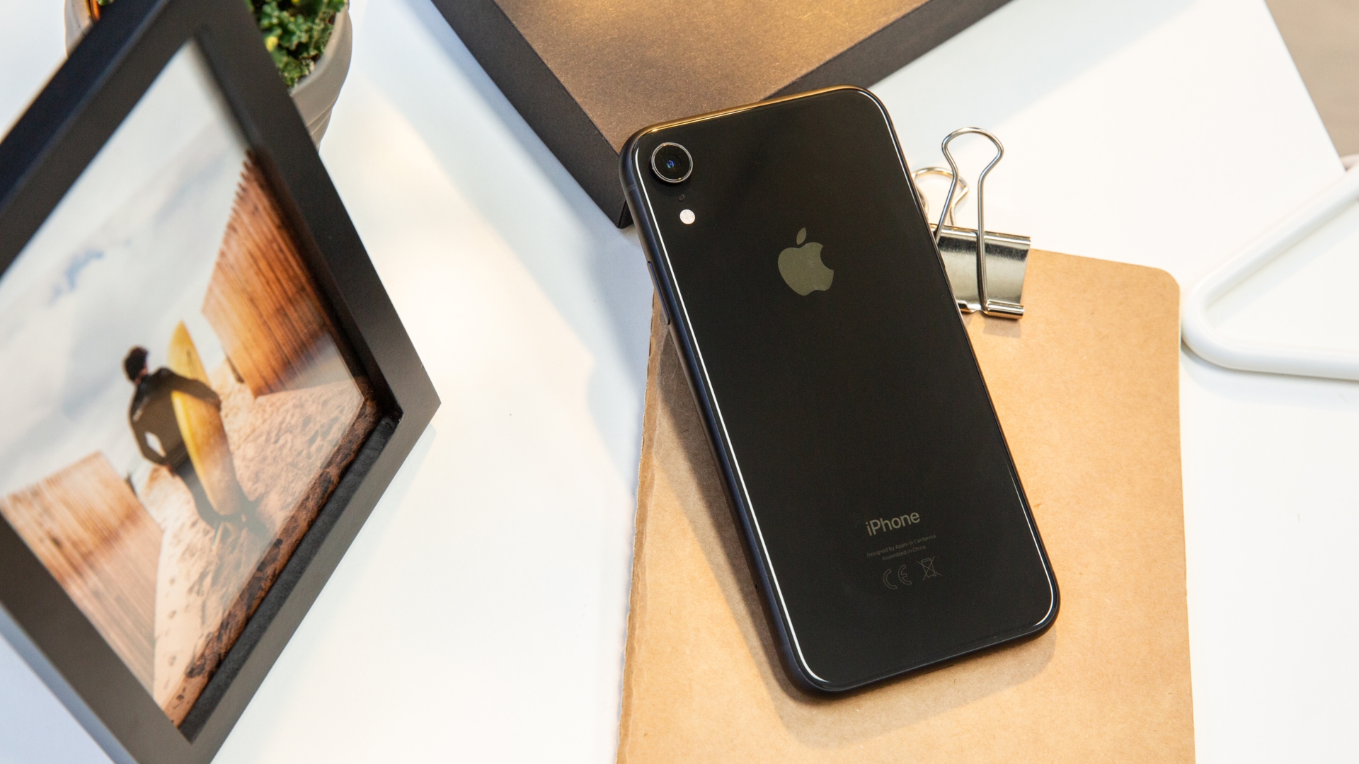 Apple iPhone Xr Das iPhone Xr liegt mit dem Display nach unten auf einem Tisch.