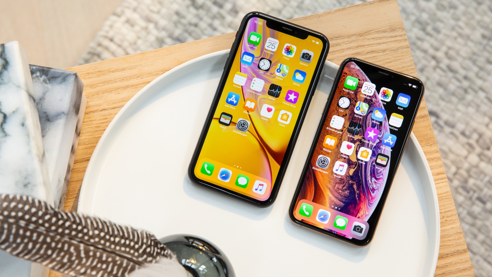 Das iPhone Xs und das iPhone Xr liegen auf einem Tisch