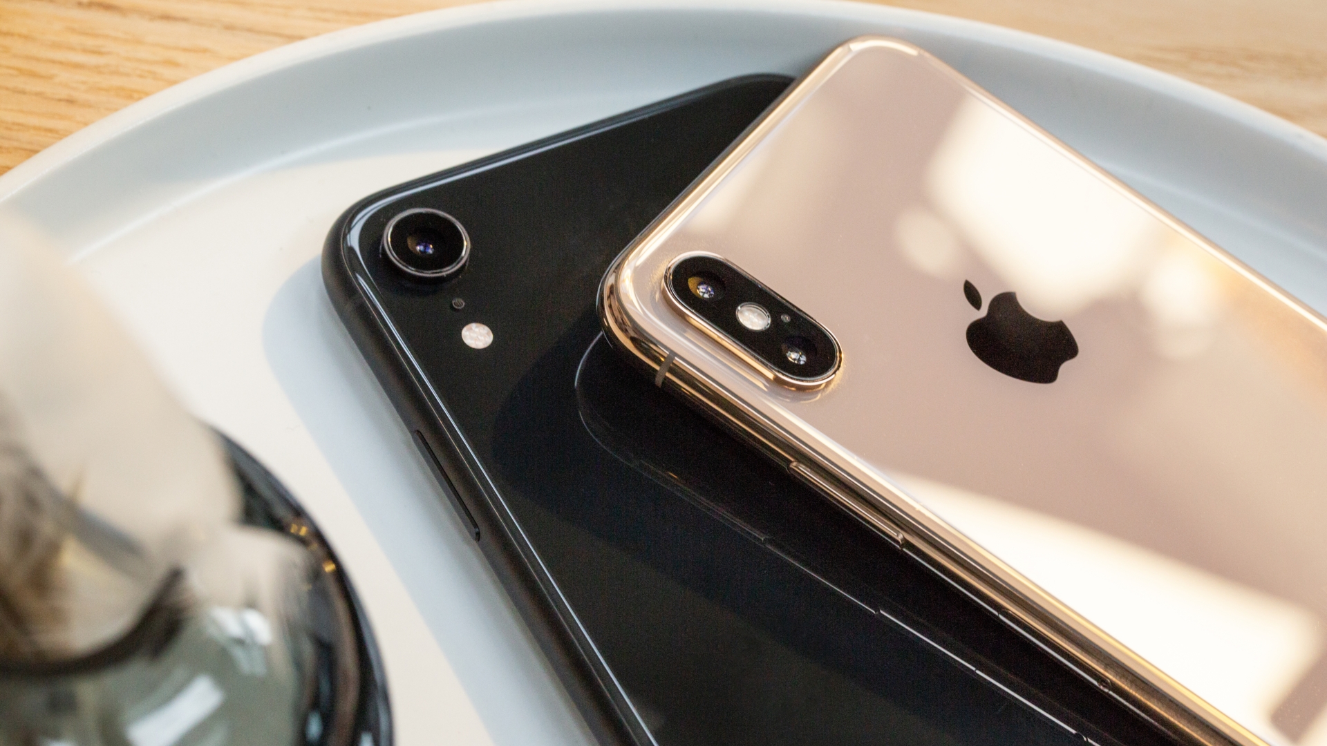 Apple iPhone Xs und Xr iPhone Xs und Xr aufeinander