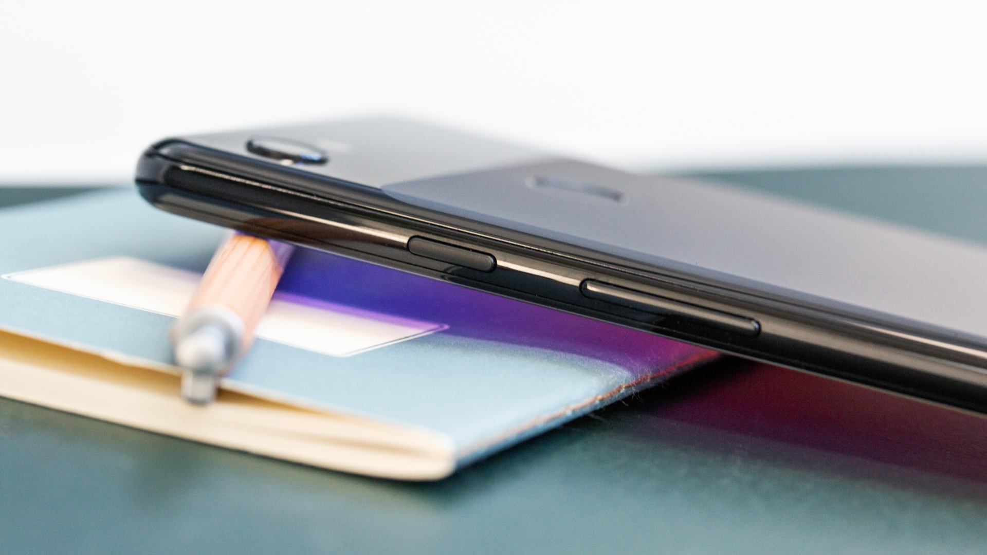 Google Pixel 3 XL Google Pixel 3 XL auf Schreibtisch mit Stift