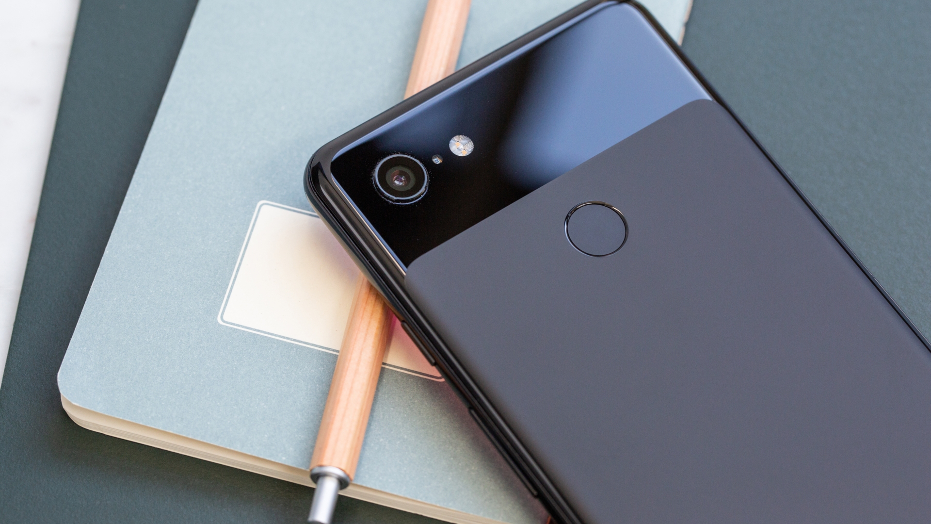 Google Pixel 3 XL mit Stift und Notizbuch