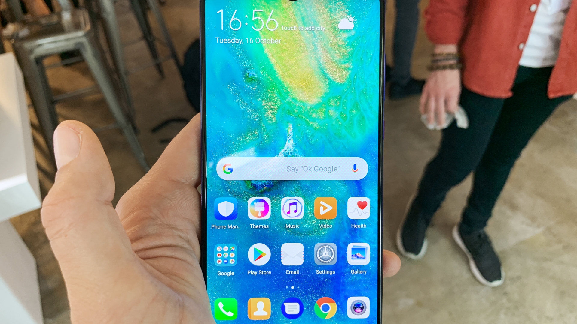 Huawei Mate 20 Marco hält das Huawei Mate 20 in der Hand