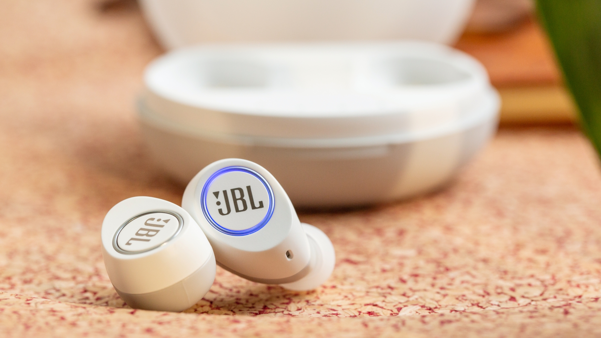 JBL Free Zwei Ohrstecker von einem Kopfhörer.
