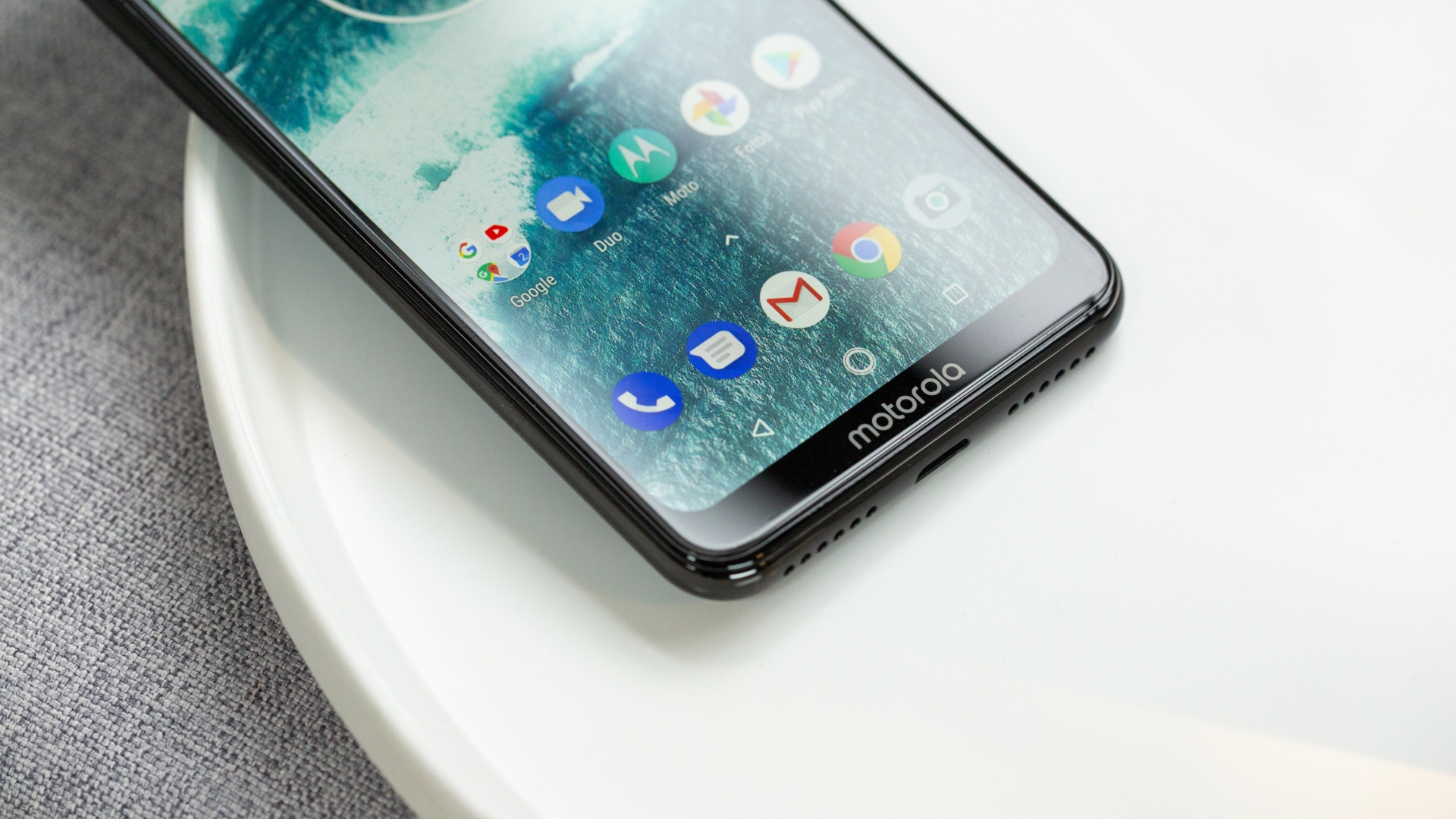 Motorola One auf Tisch