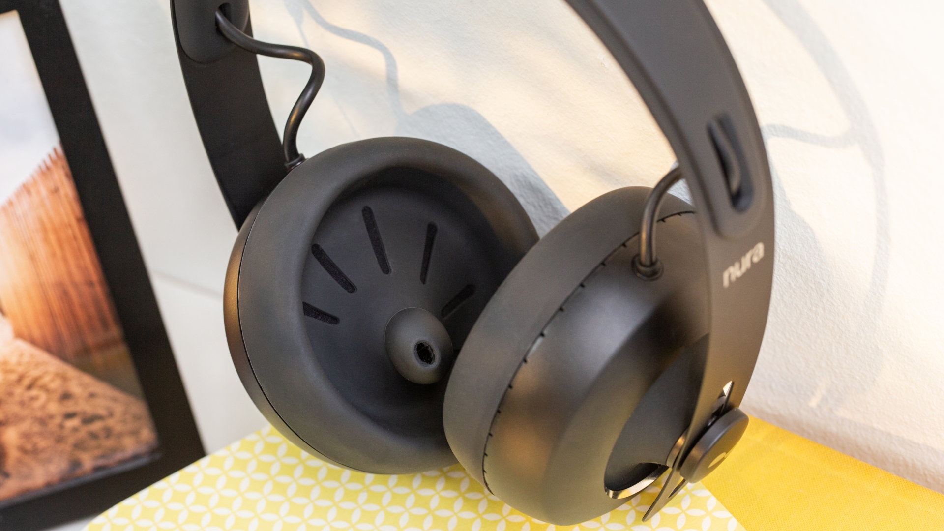 NURA Headphones Nuraphone-Kopfhörer auf Tisch