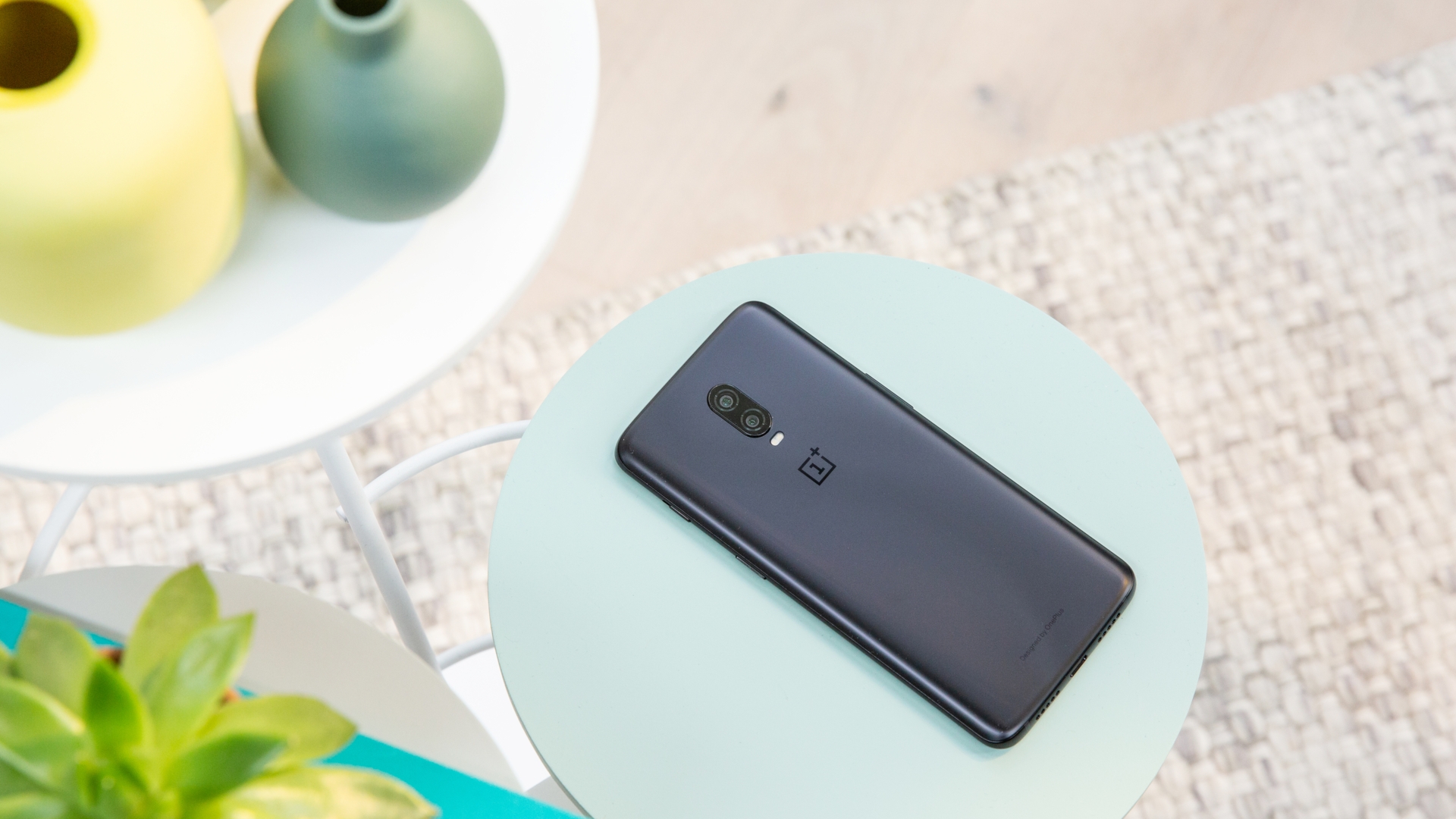 OnePlus 6T OnePlus 6T auf Tisch