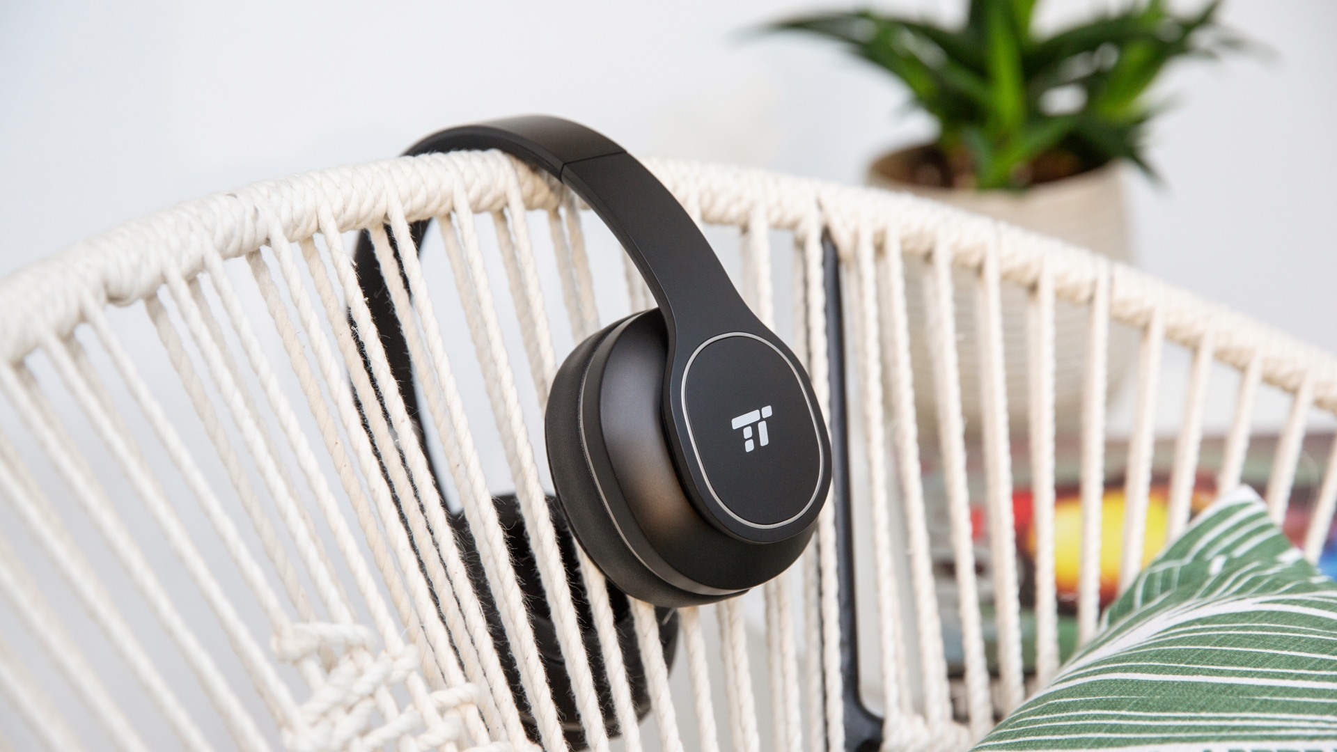 TaoTronics BH047 TaTronics TT-BH047 hängen auf einem weißen Stuhl