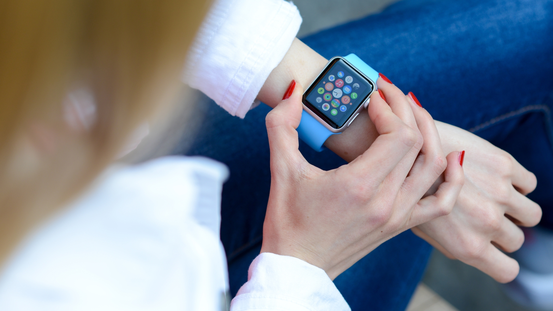 Apple Watch, Lifestyle, Apps, Frau Frau bedient Apple Watch Series 4.